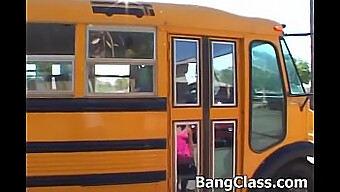 Uma Estudante É Fodida Pelo Motorista De Ônibus. Você Não Vai Querer Perder Essa Cena Quente!