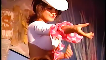 Adolescenta Seducatoare Cu Sani Mari Naturali Este Fututa In Cur De Un Cowboy