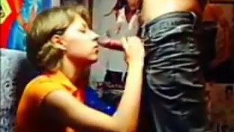 Tiener (18+) Pijpen En Facial Met Een Ingesloten Schoonheid