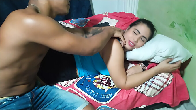 Pareja Amateur Se Da Un Masaje Sensual De Pies Y Coño