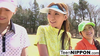 Une Adolescente Asiatique (18 Ans Et Plus) Se Déshabille Et Joue Au Strip Golf