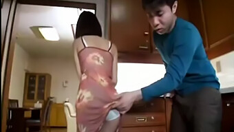 Seorang Ibu Jepang Merayu Teman Putra Tirinya Di Kamar Tidur.