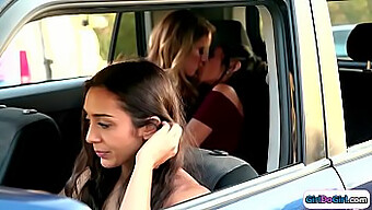 Assista Duas Garotas Se Beijando No Banco De Trás De Um Carro.