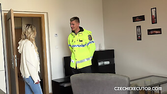 Geiler Cop Fickt Einen Europäischen Escort