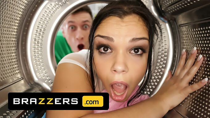 La Bellissima Bruna Sofia Lee Prende Un Grosso Cazzo Nel Culo In Questo Video Di Brazzers!