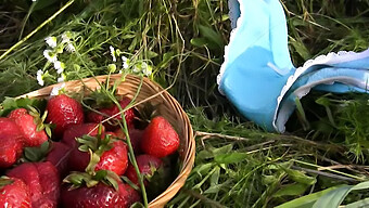 Mädel In Nahaufnahme Mit Erdbeeren