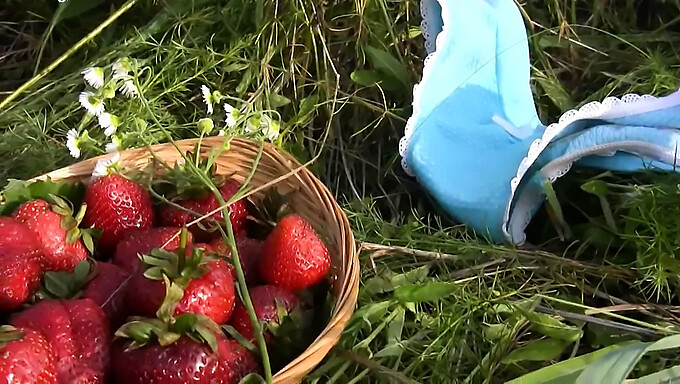 Chica De Primer Plano Con Fresas