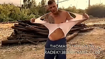 Thomas.J ถอดเสื้อผ้าในกล้อง