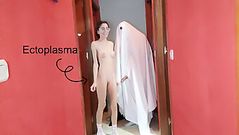 Il Fantasma Inquietante Seduce Una Teenager