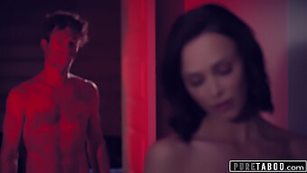 Emily Willis Si Necháva Lízať A Šukať Svoju Kundičku V Tomto Bdsm Videu