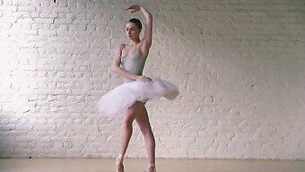 Hd-Video Von Europäischer Ballettdarstellerin