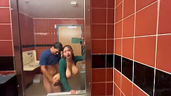 La Tetona Hailey Rose Recibe Un Arriesgado Creampie En El Baño De Whole Foods