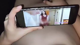 Mahasiswi Mendapatkan Perhatian Saudara Tiri Dengan Video Porno Buatan Sendiri.