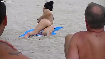 Amateur-Exhibitionisten-Paar Im Freien Am Strand