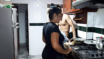 Madre Milf Le Hace Una Mamada Caliente A Su Hijastro