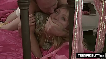 Schattige 18+ Tiener Ivy Wolfe Viert Haar Verjaardag Met Een Creampie