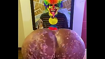 Victoria Cakes Geeft Gibby The Clown Een Verjaardagscadeau Met Een Grote Lul