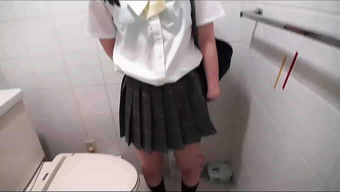 Die Japanische Teenagerin Ai Sakura Genießt Eine Solo-Masturbationssitzung