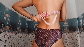 Une Jeune De 18 Ans Aux Gros Seins Naturels Prend Un Bain Et Montre Ses Culottes Et Son Soutien-Gorge