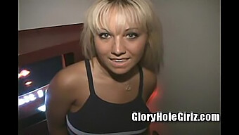 Blondine-Bombe Jasmine Nyter En Gruppe Knull I En Gloryhole