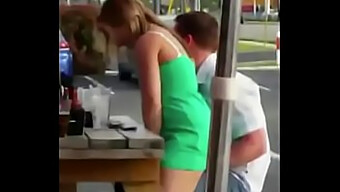 Couple Amateur Se Salit En Public