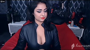 میسترس زنانه: سیگار کشیدن داغ و Bdsm آماده