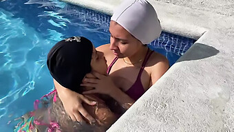 Casal Bissexual Desfruta De Uma Tarde Quente Na Piscina E No Banheiro.