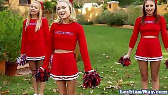 Liten Cheerleader Njuter Av Lesbisk Fyrkant