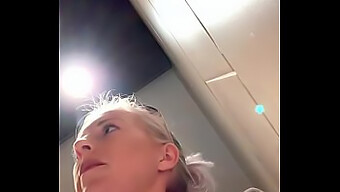 Doigtage Public: Une Blonde Prend Son Pied Sur Les Toilettes