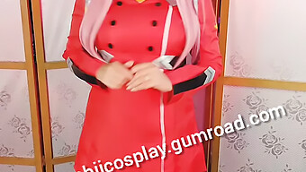 Büyük Göğüslü Cosplay Gençleri Sıcak Bir Buluşmada