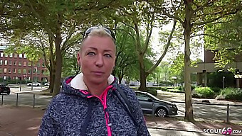 Milf Mandy Bierze Głęboki Analny Seks Publicznie.