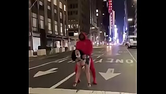 Interracial Par Udforsker Lidenskab I New York City