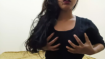 Las Pequeñas Tetas Y El Coño De La Novia Desi Son Acariciados En Un Video Porno De Vaquera India