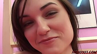 ร่างกายเล็กกระทัดรัดของ Sasha Grey ถูกเย็ดในท่าอนาลและได้รับการยิง