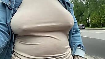 Sexe En Plein Air Desi: Flashage Public De Seins Tombants