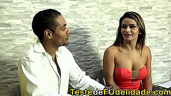 Esposa Do Marido Trai Com O Chefe Em Um Encontro Oral Quente