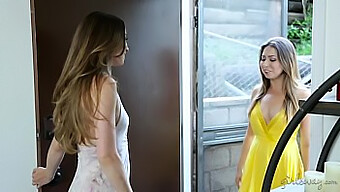 Melissa Moore和capri Anderson Twin在自然乳房和舔舐动作中