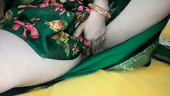 Cô Gái 18+ Cởi Quần Lót Trong Khi Mặc Saree