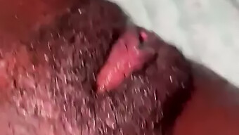 Une Femme Noire Éprouve Un Orgasme Intense Et Éjacule Pendant Le Massage De La Chatte De Carila Pearls