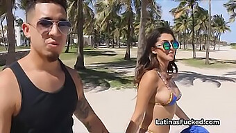 Una Morena Apretada Recibe Una Gran Polla En Este Increíble Video