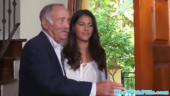 Teen Mexicana Disfruta Llevándose El Pene De Un Viejo Al Coño