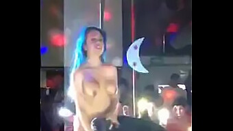 Pizda Unei Striptease Lesbiene Este Mâncată