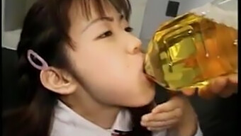 アジアの女の子が犯され、チンポとおしっこを飲む