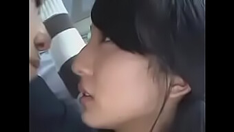 Teen Japonaise (18+) Dans Le Bus