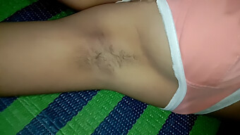 Beleza Indiana De 18 Anos Se Diverte Sozinha