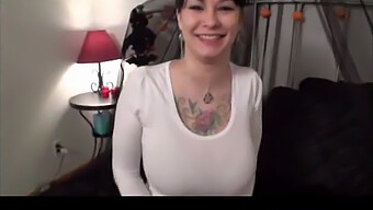 ¡mira A Esta Chica Emo Tatuada Amateur De Grandes Tetas Mostrando Sus Atributos!