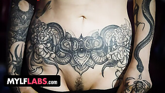 Une Milf Tatouée Aux Gros Seins Montre Ses Compétences En Manipulation De Bite