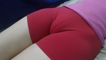 Adolescente Amateur En Leggings Cortos Es Dedeada Y Masajeada