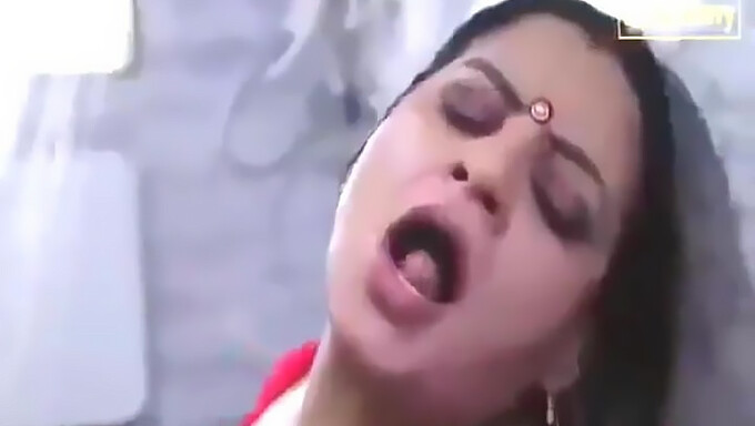 Indian Aunty Gets Her Facial In Public