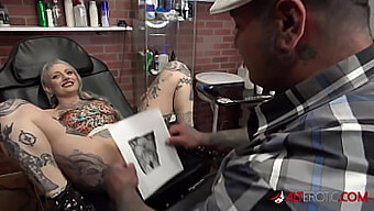 La Beauté Tatouée River Dawn Ink Fait Une Fellation Et Des Petits Seins